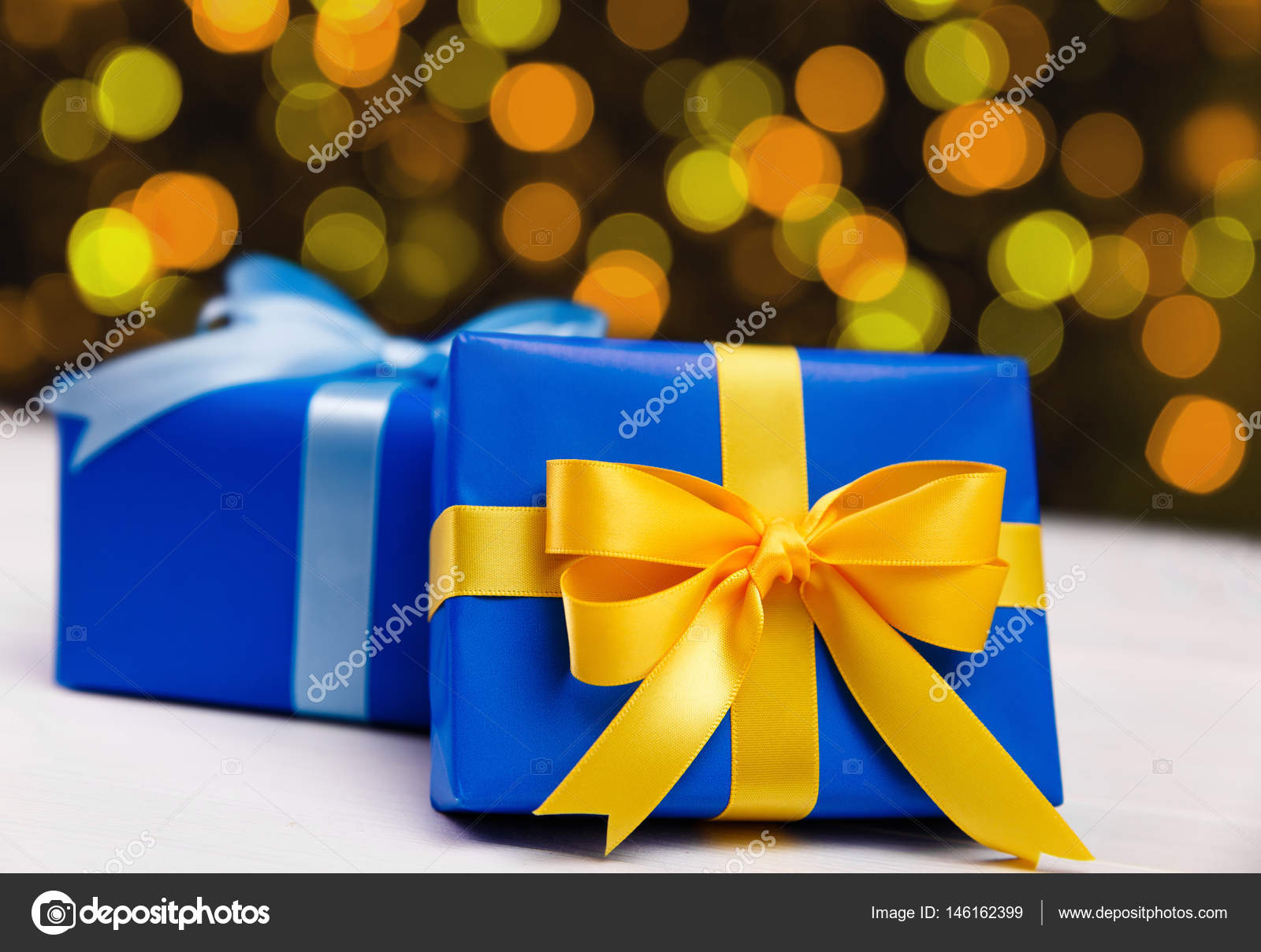 Contenitori di regalo su priorit  bassa vaga Presenta colorato avvolto con carta arco e nastri Pacchetti di Natale o di pleanno Disegno di