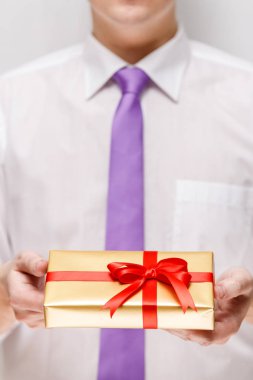 Bir hediye kutusu kurdele ile holding erkek eller.