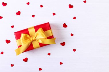 Hediye kutusu ile kırmızı kalpler. Geçerli paketin.