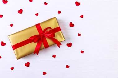 Hediye kutusu ile kırmızı kalpler. Geçerli paketin.