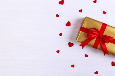 Hediye kutusu ile kırmızı kalpler. Geçerli paketin.