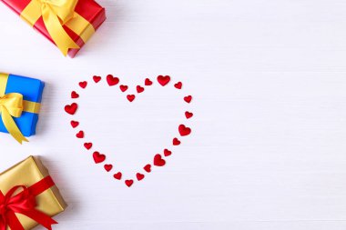 Kırmızı kalpli hediye kutuları. Geçerli paketin.