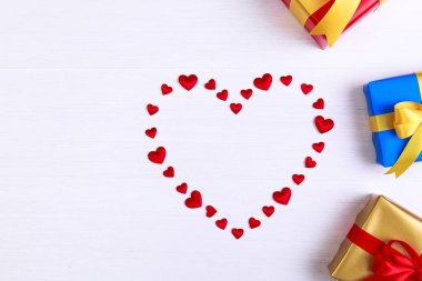 Kırmızı kalpli hediye kutuları. Geçerli paketin.