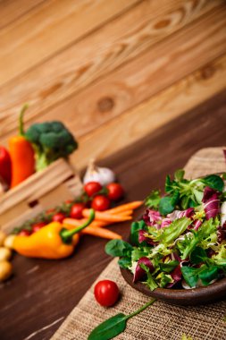 Hindiba, kuzu ve gül salata. Sebze.