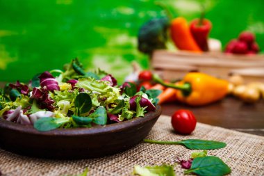 Hindiba, kuzu ve gül salata. Sebze.