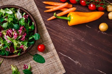 Hindiba, kuzu ve gül salata. Sebze.