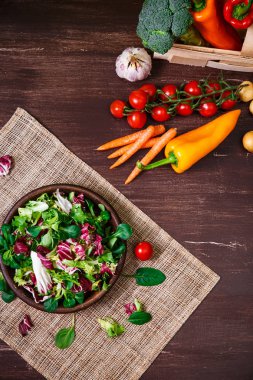 Hindiba, kuzu ve gül salata. Sebze.