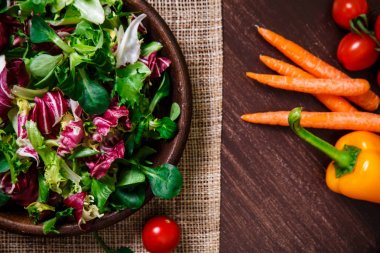 Hindiba, kuzu ve gül salata. Sebze.