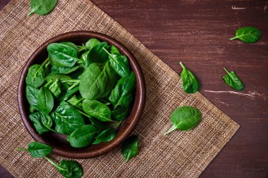 Ispanak kabın içinde bırakır. Taze yaş sebze.