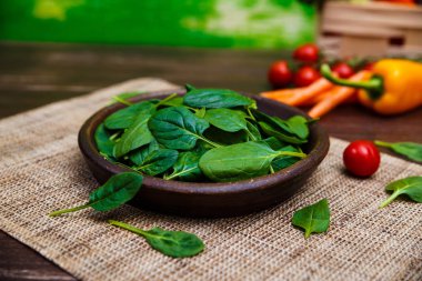 Ispanak kabın içinde bırakır. Taze yaş sebze.