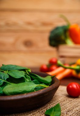 Ispanak kabın içinde bırakır. Taze yaş sebze.