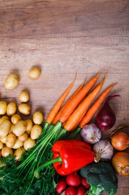 Patates havuç, brocoli ve biber, turp.