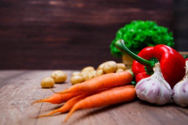 Patates, havuç ve kırmızı biber. Yeşil salata.