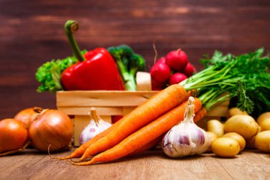 Patates, havuç ve biber. Salata, sarımsak.