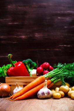 Patates, havuç ve biber. Salata, sarımsak.