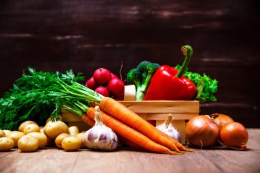 Patates, havuç ve biber. Salata, sarımsak.