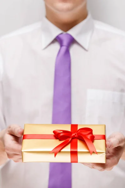 Male hands holding a gift box with ribbon. — Stock Photo, Image