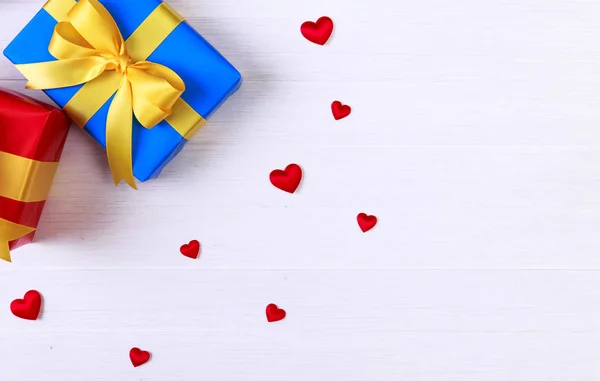 Cajas de regalo con corazones rojos. Paquetes de regalo . — Foto de Stock