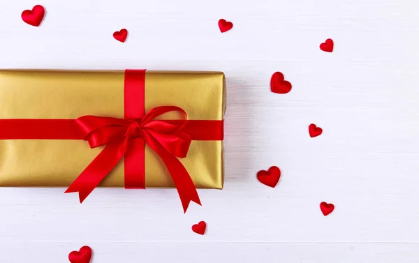 Geschenkbox mit roten Herzen. jetziges Paket. — Stockfoto