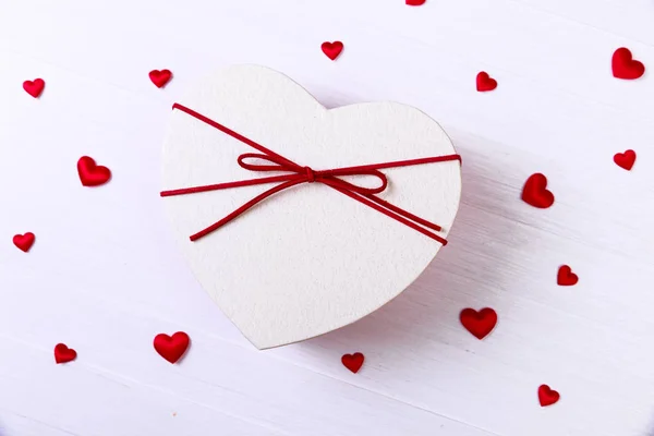 Hediye kutusu ile kırmızı kalpler. Kalp şeklinde hediye. — Stok fotoğraf
