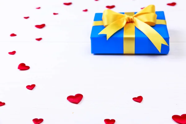 Caja de regalo con corazones rojos. Paquete azul presente . — Foto de Stock