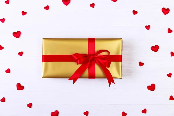 Caja de regalo con corazones rojos. Paquete actual . — Foto de Stock