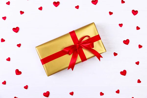Κουτί δώρου με κόκκινες καρδιές. Παρόν πακέτο. — Φωτογραφία Αρχείου