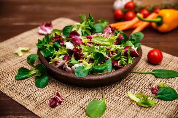 Hindiba, kuzu ve gül salata. Sebze.