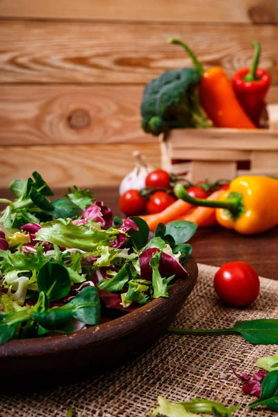 Hindiba, kuzu ve gül salata. Sebze.