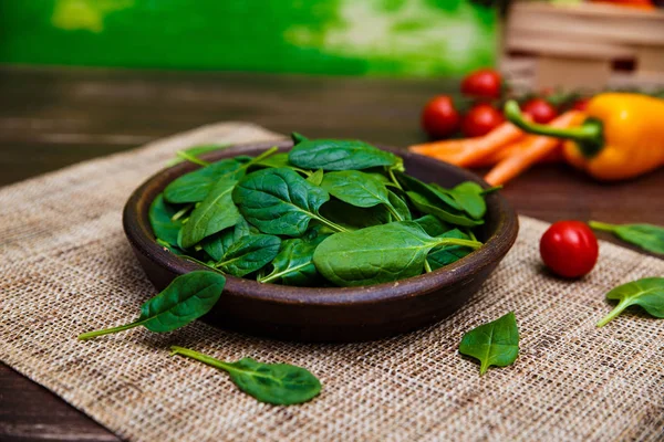 Ispanak kabın içinde bırakır. Taze yaş sebze.