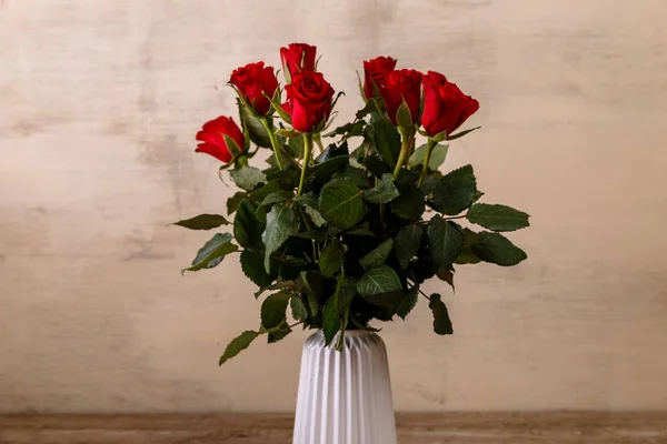 Kytice červených růží ve váze. Láska design. — Stock fotografie