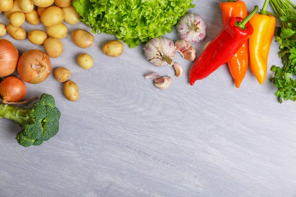 Grönsaker. Peppar, grönsallad och vitlök. — Stockfoto