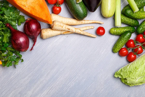 Sebze. Domates, salatalık, maydanoz.