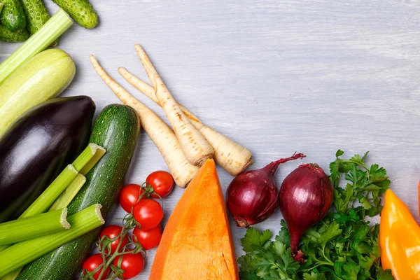 Sebze. Domates, salatalık ve biber, kereviz.