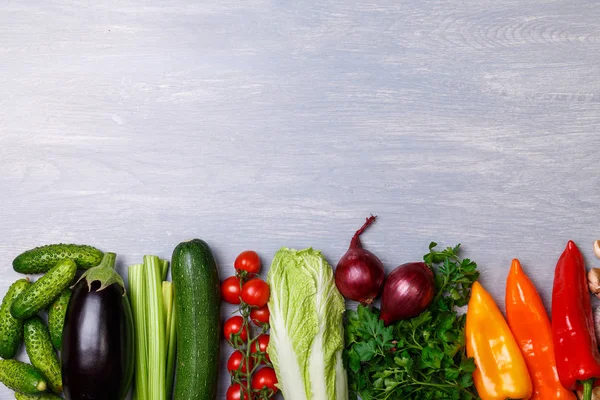 Sebze. Domates, salatalık ve biber, soğan.