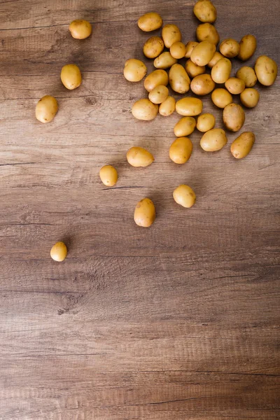Patatas sobre mesa rústica de madera. Patata cruda . — Foto de Stock