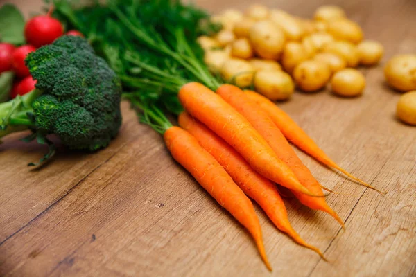 Potatis med morot, brocoli och röda rädisor. — Stockfoto