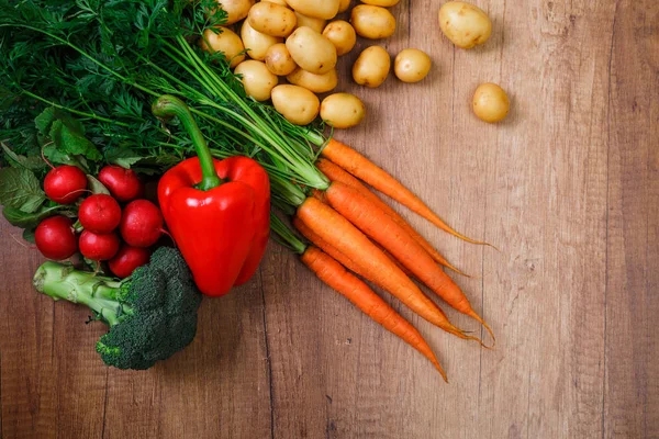 Pommes de terre aux carottes, brocoli et poivre, radis . — Photo