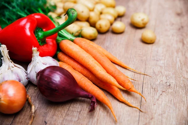 Potatis med morot, brocoli och paprika, rädisor. — Stockfoto