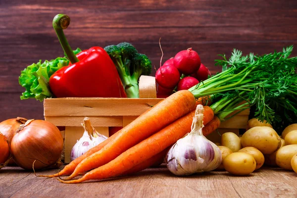 Potatis, morot och peppar. Sallad, vitlök. — Stockfoto