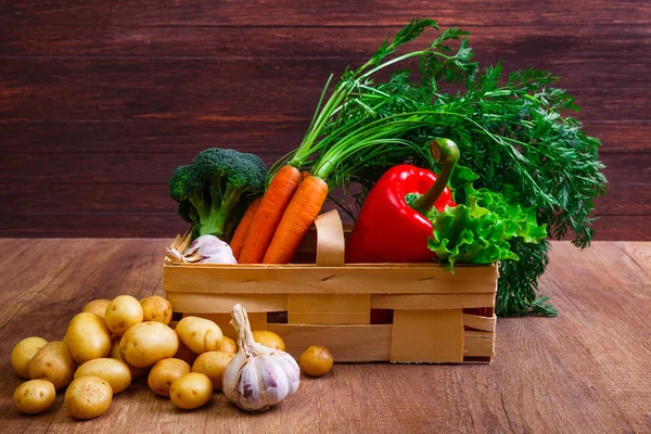 Patates, havuç ve biber. Salata, sarımsak.