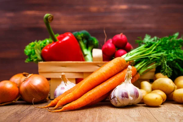 Patates, havuç ve biber. Salata, sarımsak.