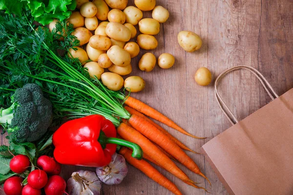 Potatis, morot och paprika. Grön sallad. — Stockfoto