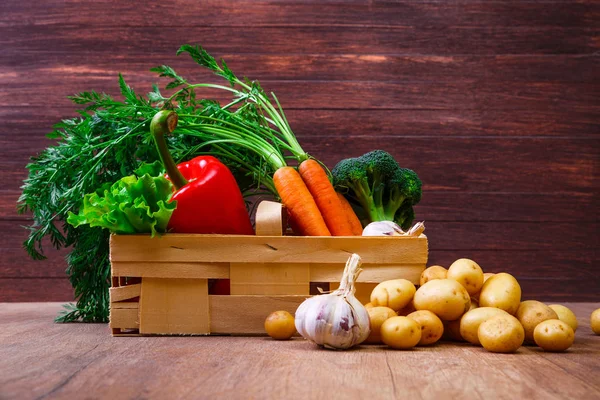 Patates, havuç ve biber. Salata, sarımsak.