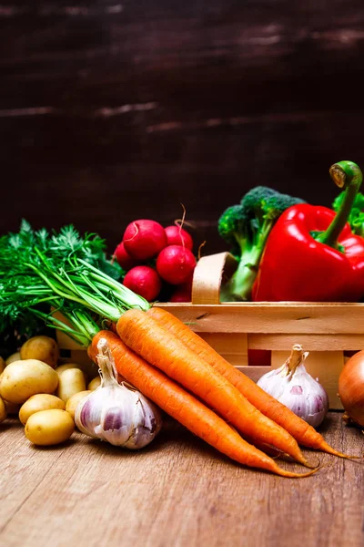 Patates, havuç ve biber. Salata, sarımsak.