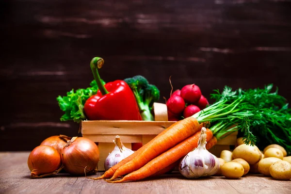 Картошка, морковь и перец. Салат, чеснок . — стоковое фото