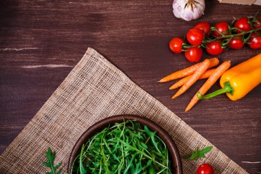 Yeşil roka kabın içinde bırakır. Taze salata.