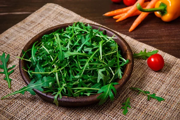 Feuilles de roquette vertes dans un bol. Salade fraîche . — Photo