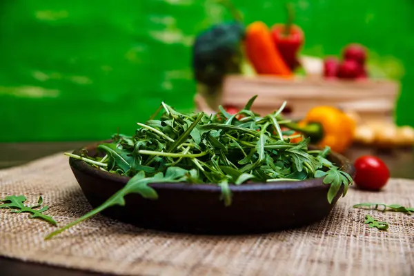 Feuilles de roquette vertes dans un bol. Salade fraîche . — Photo