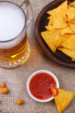 Bardak bira. Cips cips. Tortilla snack.